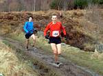 Andy Symonds being trailed by non-competing Robbie Simpson. Behind, Iain McManus heads up Deuchary Hill as the leaders race down.